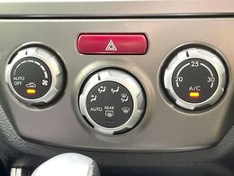 【オートエアコン】一度お好みの温度に設定すれば、車内の温度を検知し風量や温度を自動で調整。暑い…寒い…と何度もスイッチ操作をする必要はありません。快適な車内空間には必須の機能ですね♪