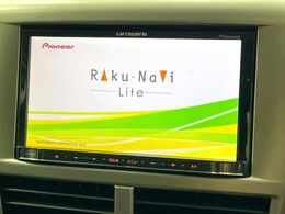 【ナビゲーション】目的地までしっかり案内してくれる使いやすいナビ。Bluetooth接続すればお持ちのスマホやMP3プレイヤーの音楽を再生可能！毎日の運転がさらに楽しくなります！！