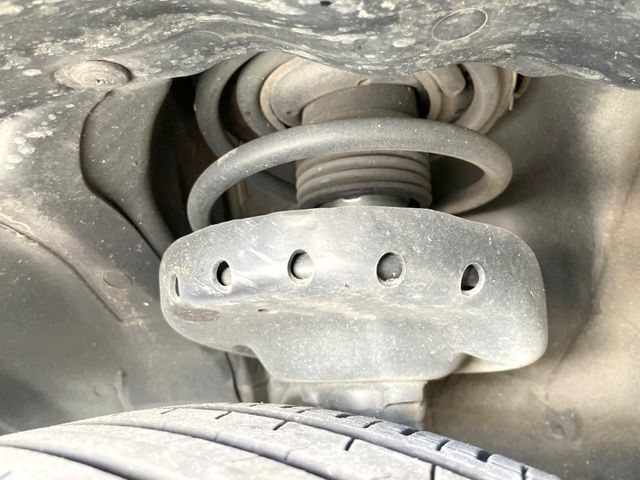 お車を安心してお乗りいただく為には、足回りの定期点検が欠かせません。サービスサポート（有償保証）では無料点検もご提供しており、安心のカーライフをお過ごしいただけるサポート体制が整っています。