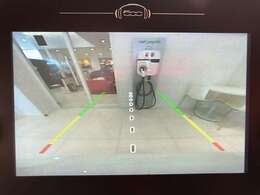 【バックカメラ】運転席から画面上で安全確認ができます。駐車が苦手な方にもオススメな便利機能です。
