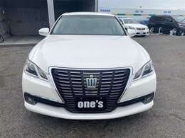 《 充実装備のハイブリッド ロイヤルサルーンG入庫しました！修復歴ありますがきれいに直ってますよ！本革シート、全席パワーシート！前席シートエアコン、リアシートヒーター！全席イージークローザー！ 》