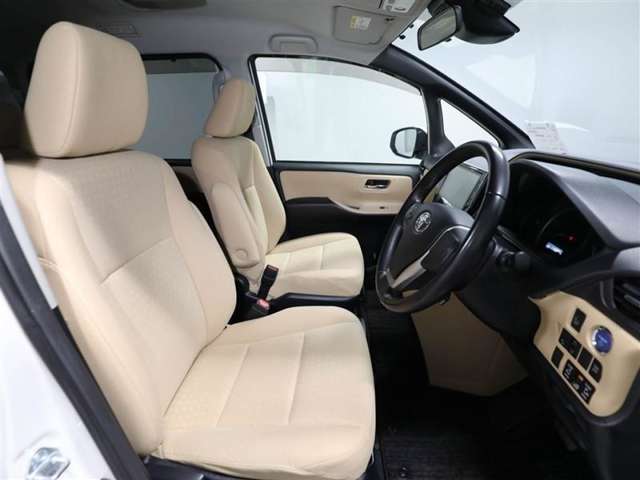 ゆったり室内で運転もしやすいです♪使い勝手の良い配置も考えられています！！