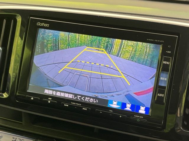 【バックカメラ】駐車時に後方がリアルタイム映像で確認できます。大型商業施設や立体駐車場での駐車時や、夜間のバック時に大活躍！運転スキルに関わらず、今や必須となった装備のひとつです！