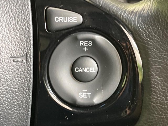【クルーズコントロール】高速道路もラクラク走行。アクセルを離しても一定速度で走行ができ、長距離運転時の負担を軽減！加速・減速も簡単なスイッチ操作で調整できます。