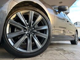 【純正オプション19インチアルミホイール】純正オプションホイールを装着。走行性能の向上に加え、外観もよりスタイリッシュになっています。