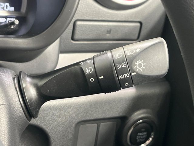 【オートライト】周りの明るさに応じて自動でヘッドライトの点灯・消灯ができる機能です！ライトの付け忘れ・消し忘れなどが無くなり、雨の日や夕方の走行も安心！トンネル通過時も便利ですね♪