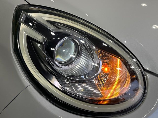 【LEDヘッドライト】悪天候や夜間走行時も良好な視界を確保し安心して運転できる高輝度LEDヘッドライトを装備！点灯速度が早く、消費電力も抑えられています。