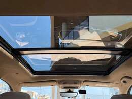サンルーフが付いているので車内がとても開放的に感じていただけます。普段はサンシェードを閉めていることが多いと思いますが、桜や紅葉の季節に是非開けてみてください。小さな感動があるかと思います。