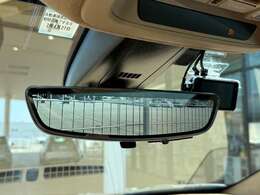 純正デジタルインナーミラーを装着しております。後方の視界を綺麗に映し出してくれますので安心して運転していただけます。ワンタッチで通常のミラーにすることも可能ですので後部座席の様子もご覧いただけます。