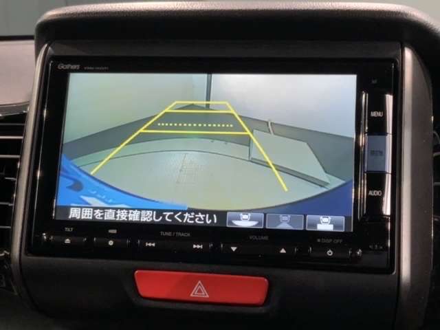 リバースギアに入れるだけで後方の表示へ切り替わります。夜間や雨の日の駐車も楽になりますよ。