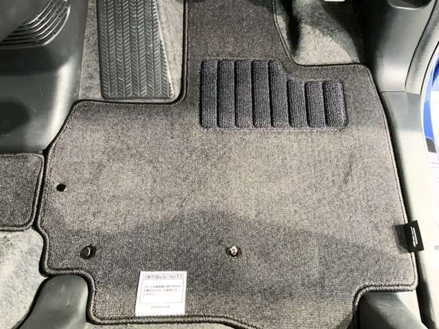 新品の純正フロアマット付きです。ドライブの際に気分良く乗って頂けます。