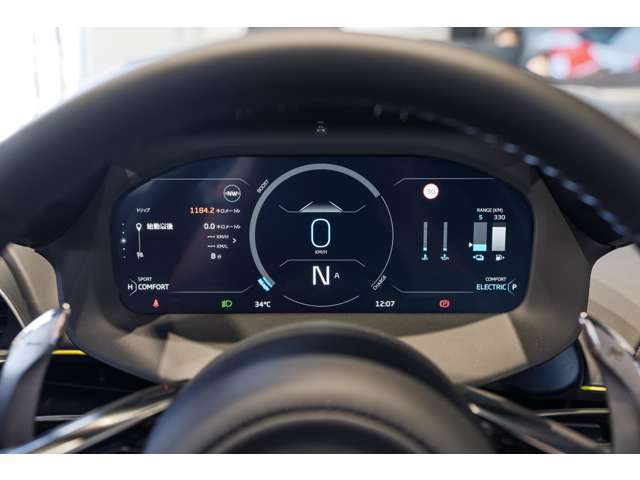 スピードメーターはフロントの高い位置に設定されており、運転しながら視線を落とすことなく様々な情報を確認することができます。