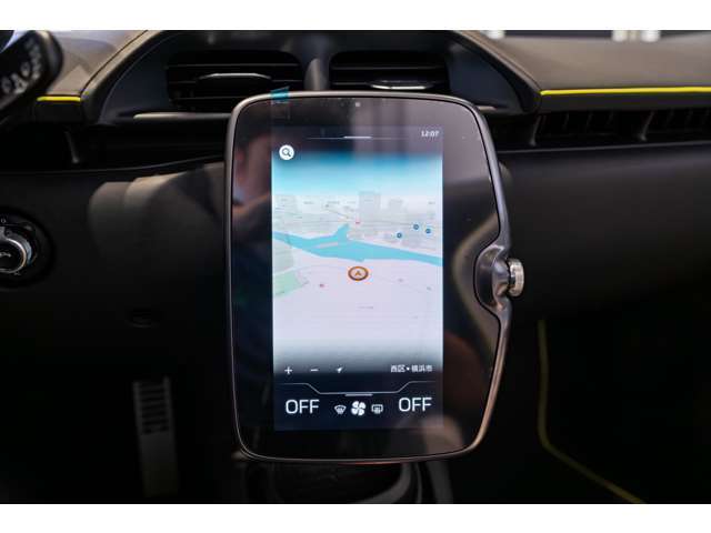 ナビゲーションやエアコンなどの操作は車両中央のパネルにてスマホ感覚で操作頂けるオーナーフレンドリーなお車です。