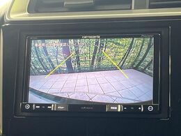 【バックカメラ】駐車時に後方がリアルタイム映像で確認できます。大型商業施設や立体駐車場での駐車時や、夜間のバック時に大活躍！運転スキルに関わらず、今や必須となった装備のひとつです！