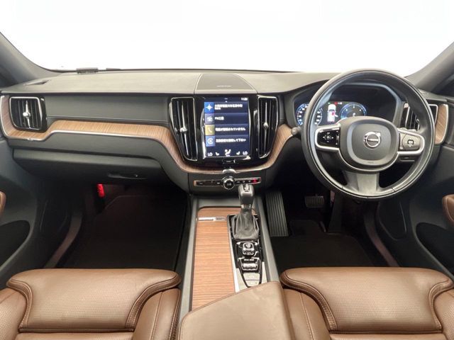 XC60D4インスクリプション入庫です！harman/kardon高音質スピーカーやメモリ機能付きパワーシートなど快適装備盛りだくさん♪もちろんボルボが世界に誇る安全機能も多数装備されております。