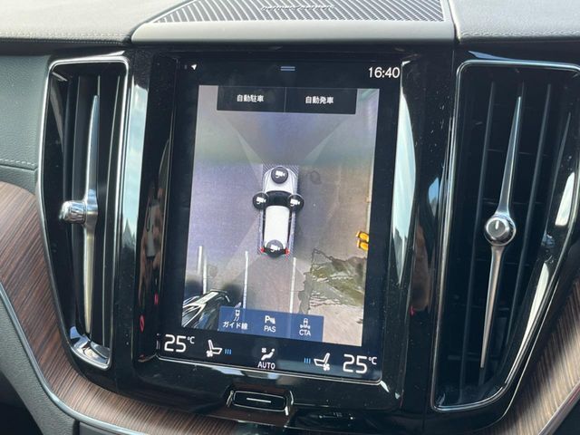 【360°ビューカメラ】4台の高解像度カメラで360度の鳥瞰図を表示。隣の車や壁、死角にある障害物などを画面で確認できるため、狭いスペースでの駐車・出入りも安心です。