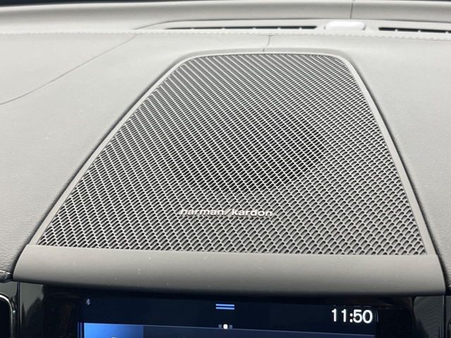 【harman　kardon】ハーマンカードンのHi-Fiスペシャリストと共に、モデル別に開発・設計された専用チューニングが臨場感溢れる音響空間を実現しています。