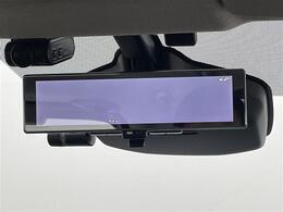 【インテリジェントルームミラー】リアカメラの画像を液晶モニター（ルームミラー）に写して、後部座席の人で視界が遮られたり、夜間や悪天候の時なども、クリアな後方視界を確保するため安心です。