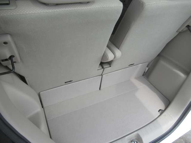 シートを倒さなくても荷物を載せるスペースは確保されています◇