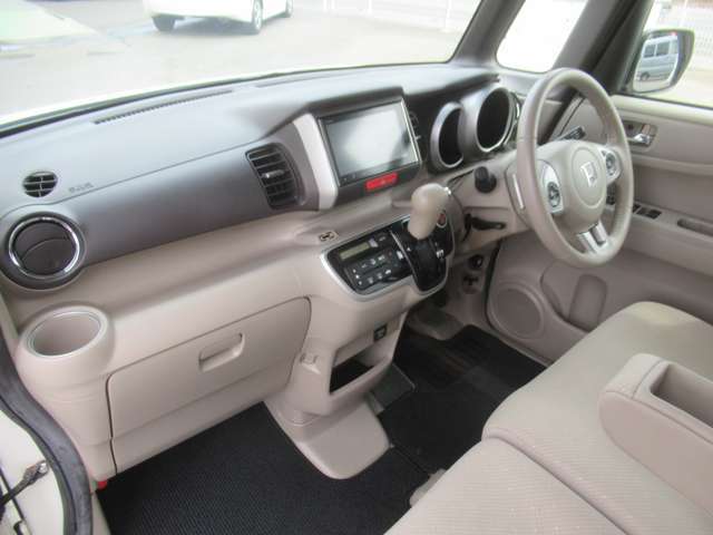 シート色はベージュ系を基調としていて落ち着いた雰囲気の車内ですね◇