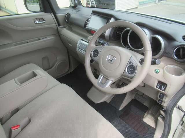 シート色はベージュ系を基調としていて落ち着いた雰囲気の車内ですね◇