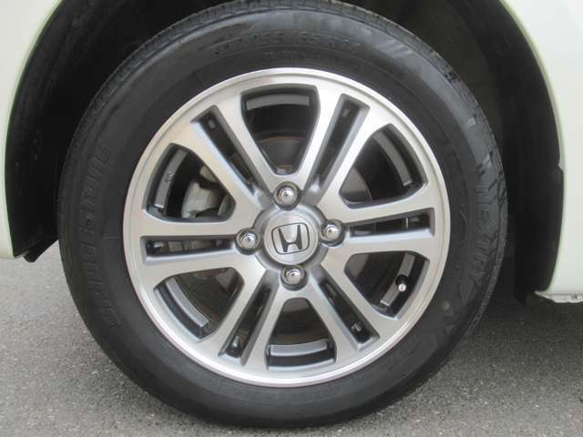 14インチアルミホイール、タイヤサイズは155/65R14になります