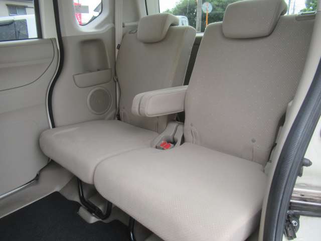 シート色はベージュ系を基調としていて落ち着いた雰囲気の車内ですね◇