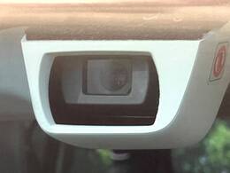 【アイサイトVer3】前方の車両等を検知し、衝突しそうな時は警報で注意を促し、ブレーキを踏む力をサポート。ブレーキを踏めなかった場合は衝突被害軽減ブレーキが作動、衝突回避をサポートします。