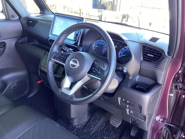 快適に運転できるドライブポジション！運転席シートリフターとシートスライドで、無理のない運転姿勢がとれます。