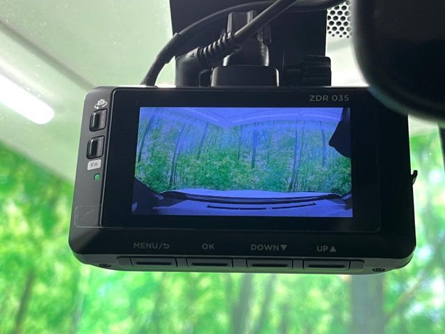 【ドライブレコーダー】安心・安全なカーライフに必須のドライブレコーダーを装備！走行中はもちろん、あおり運転や事故に遭遇した際の状況も映像で記録し、万一のリスクに備えます。