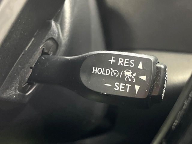 【レーダークルーズコントロール】高速道路での長距離走行が楽に！！自動で速度を保つクルーズコントロールが、衝突軽減システムと連携し、前方の車両を感知して車間を保つように速度調節してくれます！！