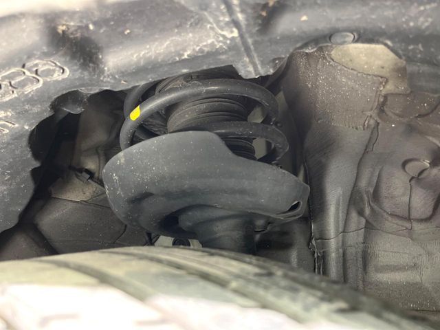 お車を安心してお乗りいただく為には、足回りの定期点検が欠かせません。サービスサポート（有償保証）では無料点検もご提供しており、安心のカーライフをお過ごしいただけるサポート体制が整っています。