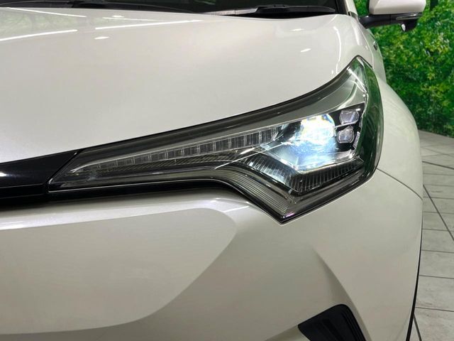 【LEDヘッドライト】悪天候や夜間走行時も良好な視界を確保し安心して運転できる高輝度LEDヘッドライトを装備！点灯速度が早く、消費電力も抑えられています。