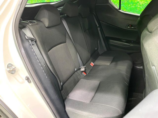 後部座席も気になるようなキズ・汚れやへたり等、大きなダメージはなく、良好な状態です。
