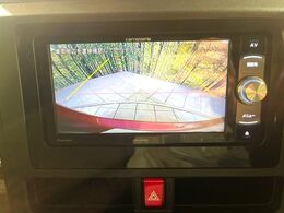 【バックカメラ】駐車時に後方がリアルタイム映像で確認できます。大型商業施設や立体駐車場での駐車時や、夜間のバック時に大活躍！運転スキルに関わらず、今や必須となった装備のひとつです！