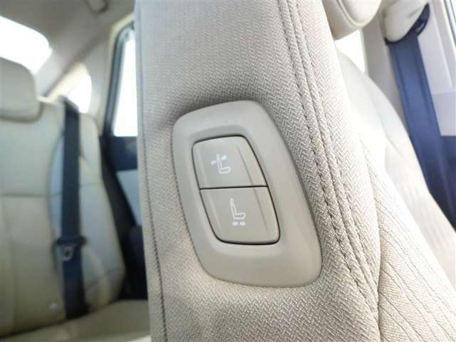 助手席もパワーシート付です。運転席からは、助手席肩口パワーシートスイッチで助手席シートの操作が手軽にできます。