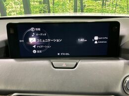 【マツダコネクト】車内の雰囲気にマッチした一体型タイプのディスプレイ。各種車輌設定やBluetooth再生等、様々な機能が楽しめます。専用SDカードのご購入で、ナビ機能も使用出来ます。