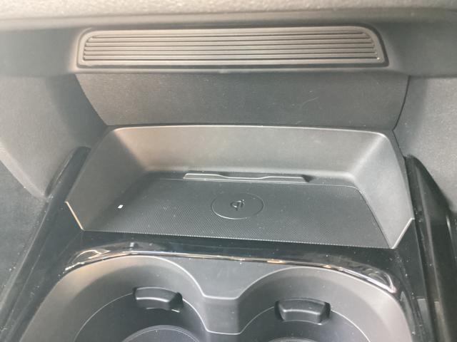 センターのドリンクホルダーの奥に置くだけ充電機能が付いてます。