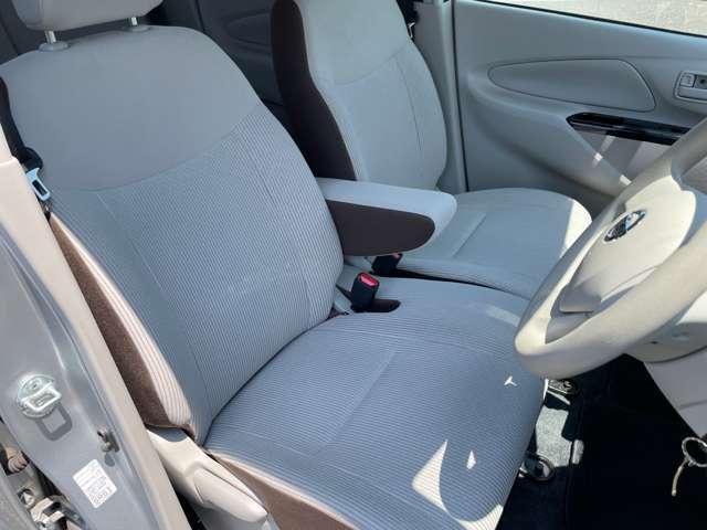運転席シート、汚れも無くキレイな状態です