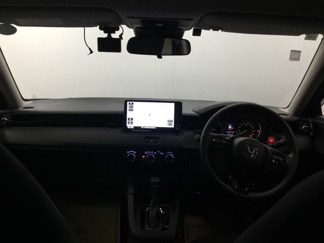 フロントガラスが大きく、ワイドな視界で運転もしやすくなるように設定されています。