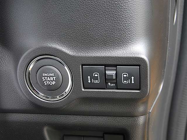 両側電動スライドドアを装備。キーレスを携帯すればドアロックの開閉もエンジンのスタート・ストップもボタンを押すだけ！