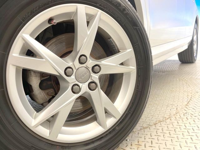 ●純正17インチアルミホイール：輸入車ならではの卓越した走りを支えるホイールと足回りです！日本車の走りに慣れている方にもぜひ体感して頂きたいほど、高いレベルでまとまっています！