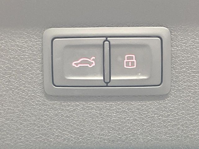 ●電動リアゲート：ワンタッチでリアゲートの開閉ができ、荷物などで両手が塞がっている状態でも簡単に開閉ができる便利機能です。