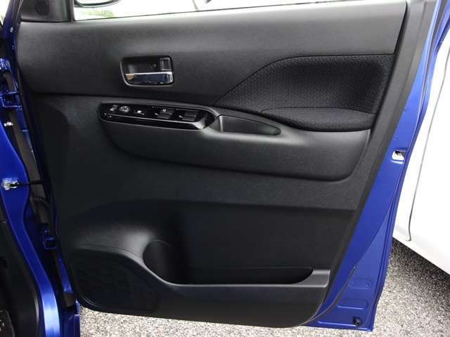 ◇運転席扉　内側部分になります◇【パワーウィンドウ】窓の開け閉め楽々！少し換気したいな～なんて時にササッと操作できますね♪
