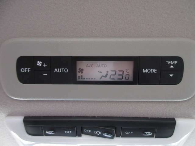 リヤ側にもオートエアコンを装備しております。車内の温度調整をより行い易くなっております。