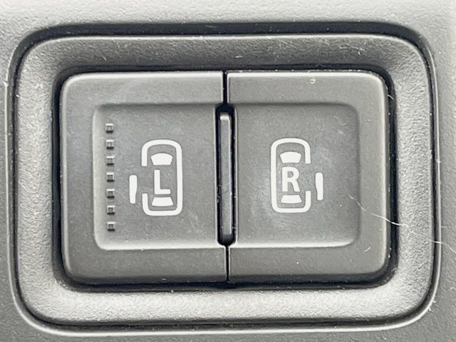 【両側パワースライドドア】スマートキーや運転席のスイッチで後席両側スライドドアの開閉が可能♪電動だから力を入れてドアを開ける必要が無く、小さなお子様でも簡単に開け閉めでき快適です♪