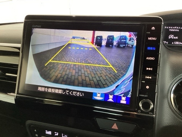 リバースギアに入れるだけで後方の表示へ切り替わります。夜間や雨の日の駐車も楽になりますよ。