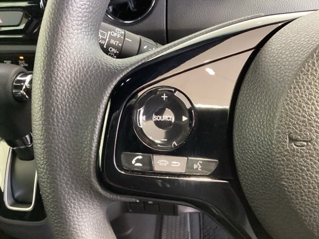 ステアリングにオーディオ操作スイッチが付いています。オーディオ画面に直接タッチしなくても操作が出来ますので、運転に集中できます。