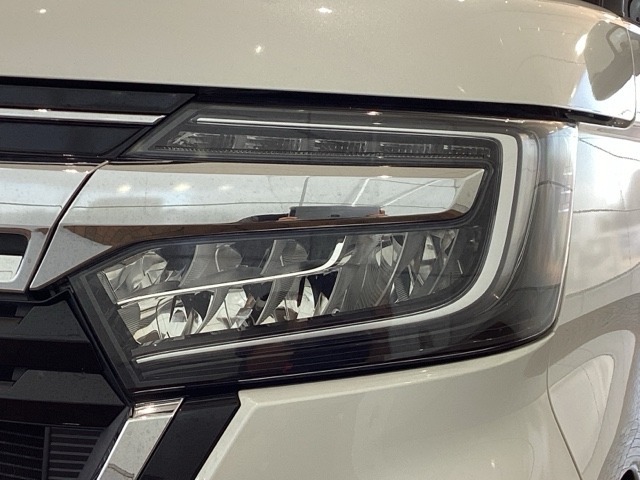 LEDヘッドライトは、点灯の瞬間から最大光量を発揮し、突然暗くなるトンネルなどでの安定感を高めます。