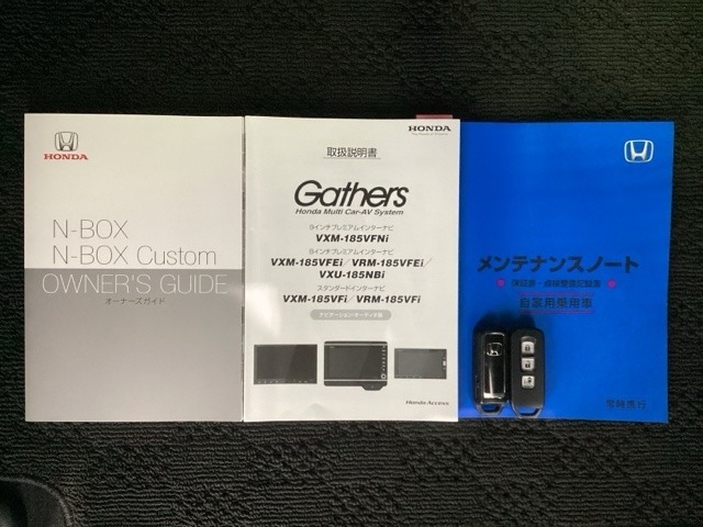 スマートキーは鍵をバッグに入れたままでもドアロックの開閉やエンジンのON・OFFができます。夜間や雨の日も鍵を探さなくて良いので便利です。